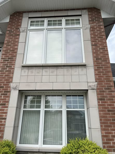 Façade en brique rouge avec encadrements de pierre