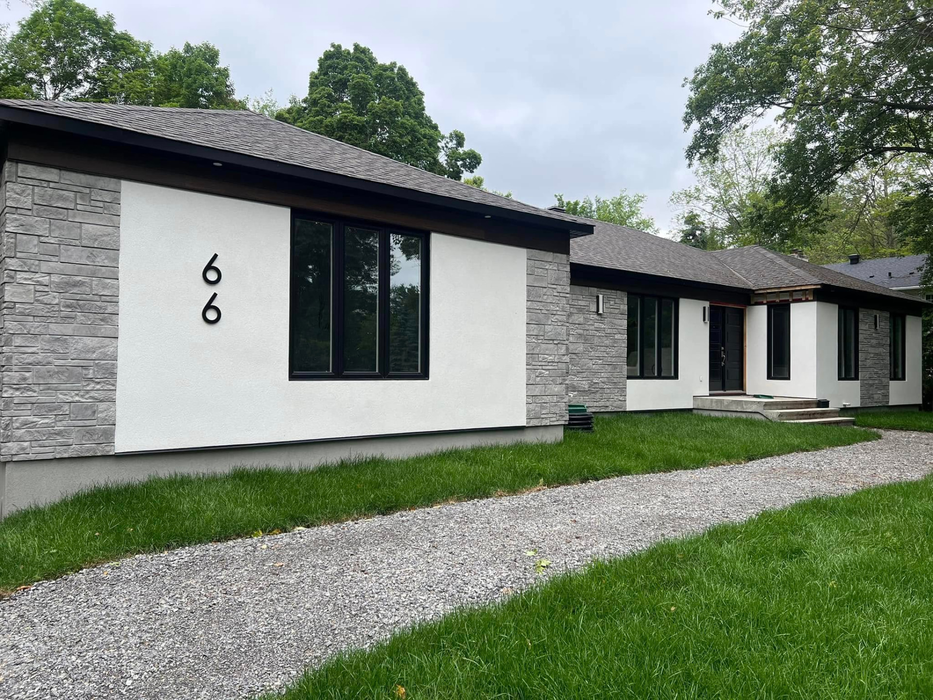 Maison moderne en parement de pierre